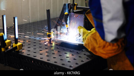 Man Schweißnähte an der Fabrik in der Metallindustrie arbeiten Stockfoto