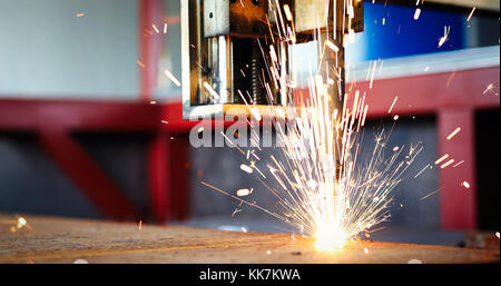 Hochpräzise CNC-Brennschneiden Blech Stockfoto
