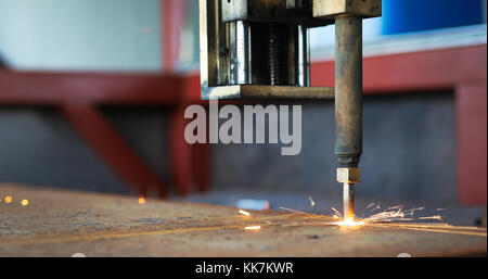 Sauerstoff Brenner schneidet Stahlblech. cnc-Brennschneiden Maschine. Helle Funken Stockfoto