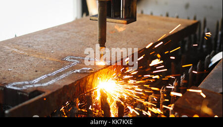 Hochpräzise CNC-Brennschneiden Blech Stockfoto