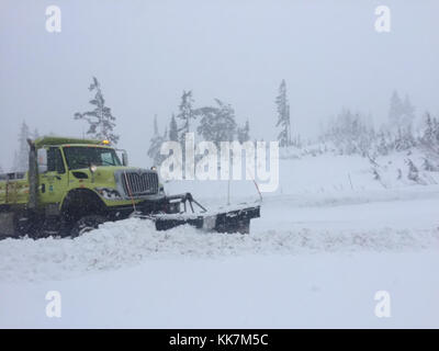 Am letzten Tag des November gehalten WSDOT Crews auf der SR 542 in der Nähe von Mt. Baker Skigebiet wie Sie arbeiteten die Straße für Skifahrer, Snowboarder und andere Winter frei zu halten. Diese Fotos wurden von einem der Winter Personal am 30. November 2016 berücksichtigt. SR 542 Pflügen 31321340766 o Stockfoto