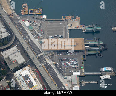 Hier ist eine Luftaufnahme von Colman Dock. Auf der Nordseite des Docks wird die temporäre Passagierfähre eingesetzt, und die Besatzungen beginnen, den ursprünglichen Passagierfähren-Terminal auf der Südseite des Docks zu entfernen. Außerdem haben wir einen Abschnitt des Fahrzeughaltebereichs in der südwestlichen Ecke entfernt. Ein Teil des neuen Terminalgebäudes wird schließlich an diesem Standort errichtet. Colman Dock – 2017 37504292960. September Stockfoto