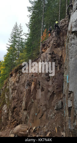 Die Stabilisierungsarbeiten werden auf SR 503, östlich von Woodland, Herbst 37557976200, fortgesetzt Stockfoto