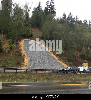 Ein Arbeitswochenende im November 2016 erlaubte es den WSDOT-Auftragnehmern, einen Hügel oberhalb der SR 18 östlich des Green River zu reparieren und zu stabilisieren. Eine Rutsche an dieser Stelle im November 2015 blockierte vorübergehend eine Westspur der SR 18. SR 18 Objektträgerreparaturen abgeschlossen 31996683600 o Stockfoto