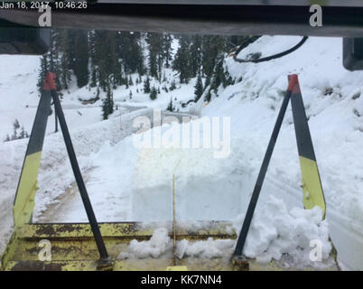 Zusammenarbeit mit unseren Partnern bei Mt. Baker Ski Area Unsere WSDOT Shuksan Wartungscrews haben am 18. Januar einige Sprengungen auf dem Galena Rutschgebiet durchgeführt. VIEL Cascade Beton Schnee (nass, schwer und klebrig) rutschte nach unten. Die roten Spitzen auf der Schneeausrüstung sind etwa 10 Meter vom Boden entfernt. Vielen Dank an diese Jungs für die Arbeit den ganzen Winter, um diese Autobahn offen und sicher zu halten! Oberes Lil Galena Gebiet auf SR 542 32366250406 o Stockfoto