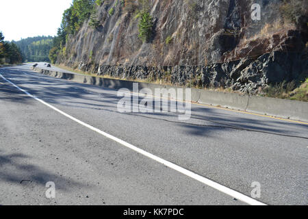 2018 WSDOT Auftragnehmer Crews wird asphaltiert die SR 20 Sporn/12th Street und Fußgängerüberwegen durch Anacortes verbessern. Das Projekt umfasst jedoch nicht Commercial Avenue, die in Zusammenarbeit mit der Stadt Anacortes zu einem späteren Zeitpunkt gepflastert werden. Dieses Projekt wurde ursprünglich für Sommer 2017 geplant, wurde aber wegen einem einzigen Auftragnehmer Angebot, unserem Ingenieur Schätzung deutlich überschritten. verzögert. SR 20 Sporn durch Anacortes Stockfoto