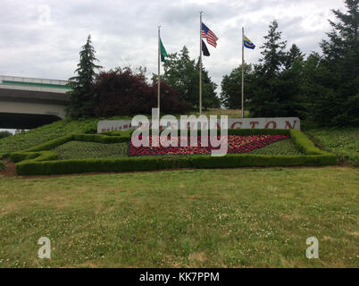 Das Welcome to Washington Blumenbeet auf der Interstate 5 in Richtung Norden, in Vancouver hat neues Leben dank WSDOT Wartung Crews und Freiwilligen von Washington State University Master Gärtner Programm. Am Samstag, den 6. Mai, pflanzte das Team Hunderte von bunten Blumen in das Wahrzeichen, das diejenigen begrüßt, die die Reise von Portland nach Vancouver auf der I-5 machen. Freiwillige werden das Blumenbeet durch den Sommer zu halten, um sicherzustellen, dass die Besucher erhalten eine ordnungsgemäße Evergreen State Herzlich Willkommen. Weitere Informationen zum Adopt-A-Highway Programm: /Operations/adoptahwy/ ( /Operations/adoptahwy/ ) 2017 We Stockfoto