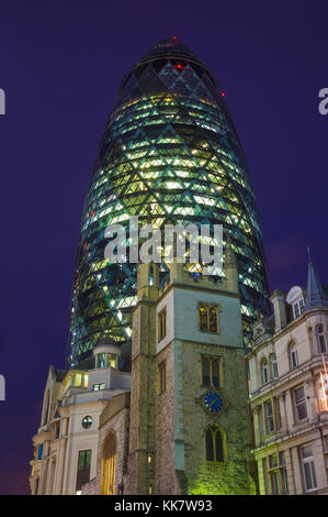 London, Großbritannien - 18 September 2017: The Gherkin Turm der Kirche St. Andrew undershaft in der Abenddämmerung. Stockfoto