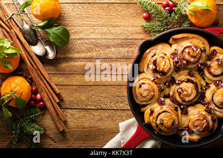 Frisch gebackene orange und Cranberry Zimtrollen Stockfoto