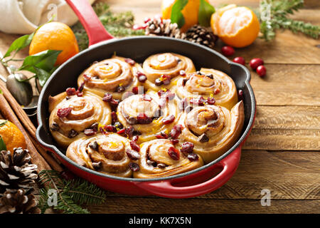 Frisch gebackene orange und Cranberry Zimtrollen Stockfoto