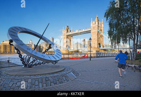 London, Großbritannien - 14 September, 2017: Der Turm braut und Sonnenuhr am Flussufer im Morgenlicht. Stockfoto