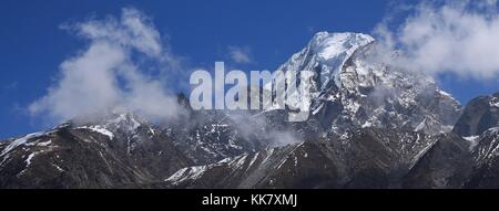 Tenzing Peak, der ebenfalls den Namen ngozumpa Kang im Frühjahr. Szene im Sagarmatha Nationalpark, Nepal. Stockfoto