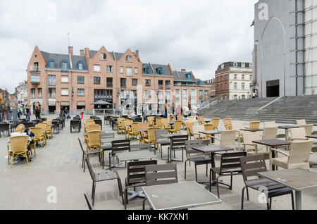 Reihen von Tischen und Stühlen in einem Cafe außerhalb der Kathedrale Notre Dame in Lille, Frankreich Stockfoto