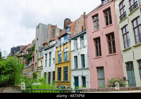 Reihe der alten bunten Häuser im Ort Gilleson hinter der Kathedrale Notre-Dame de la Treille Lille, Frankreich Stockfoto