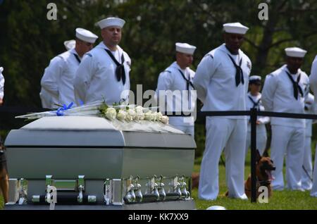 Canine Hundeführern und ihren Hunden stehen während der Trauerfeier für Master at Arms 2. Klasse Sean Brazas auf dem Arlington National Cemetery, Arlington, Virginia, 2012. Mit freundlicher Genehmigung der Stern Amber Lynn Daniel/US Navy. Stockfoto