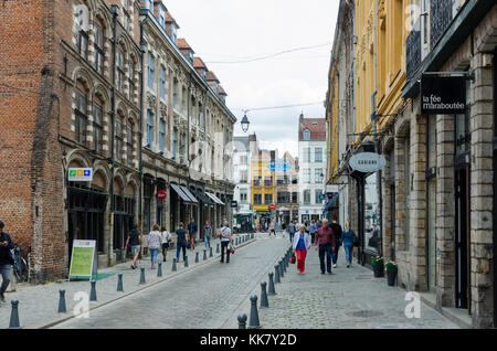 Alte Gebäude, in denen sich Geschäfte und Restaurants in der Rue de la Monnaie in der Altstadt von Lille, Nordfrankreich Stockfoto