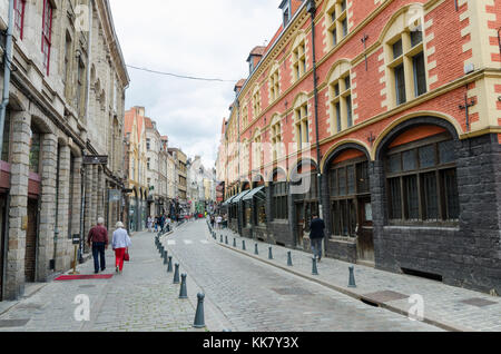 Alte Gebäude, in denen sich Geschäfte und Restaurants in der Rue de la Monnaie in der Altstadt von Lille, Nordfrankreich Stockfoto