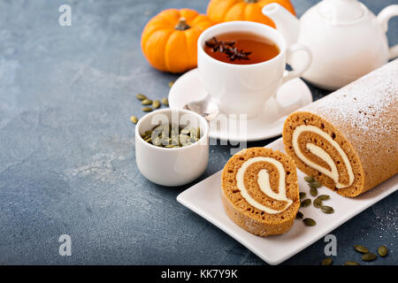 Pumpkin roll mit Cream Cheese frosting Stockfoto