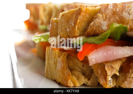 Handgefertigte Brot. Detail der Sandwiches an der Platte. Stockfoto