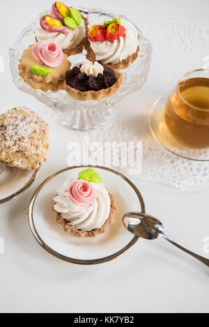 Lecker verschiedene Kuchen mit auf weißem Hintergrund Stockfoto