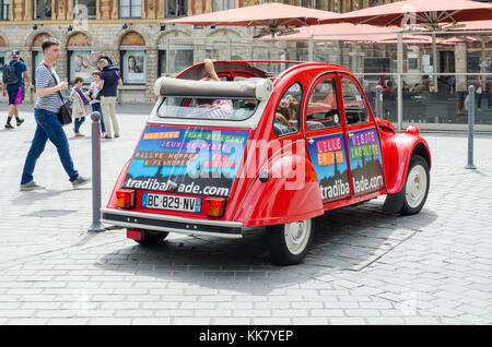 Tra'Balade de Lille Besucher Ausflüge in alte Citroen 2 CV Autos Stockfoto