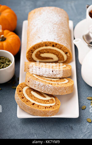 Pumpkin roll mit Cream Cheese frosting Stockfoto