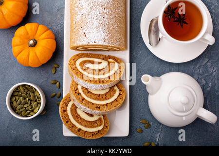 Pumpkin roll mit Cream Cheese frosting Stockfoto