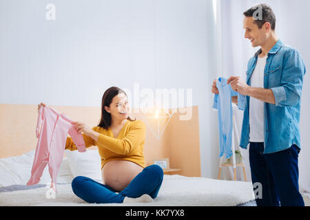 Positiv Begeistert junge Familie Zeit miteinander zu verbringen Stockfoto