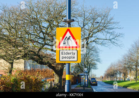 Anmelden Warnung der älteren Menschen, die über die Straße Stockfoto