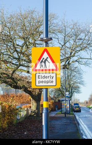 Anmelden Warnung der älteren Menschen, die über die Straße Stockfoto