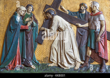 LONDON, GROSSBRITANNIEN - 17. SEPTEMBER 2017: Das Relief Jesus trifft seine Mutter in der Kirche St. Marys Pimlico von unbekannten Artisto ab Anfang des 20. Jahrhunderts. Stockfoto