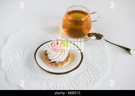 Lecker verschiedene Kuchen mit auf weißem Hintergrund Stockfoto