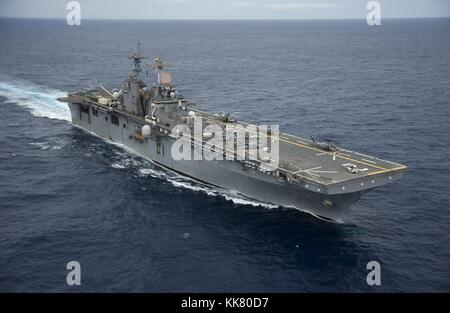 Die Amphibious Assault ship USS Essex LHD 2 Transite durch den Pazifischen Ozean, 2012. Bild mit freundlicher Genehmigung von Massenkommunikation Specialist 3. Klasse Raul Moreno jr./US Navy. Stockfoto