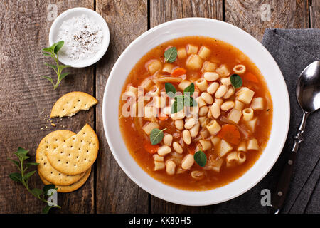 Vegetarische minestrone mit Nudeln und Bohnen Stockfoto