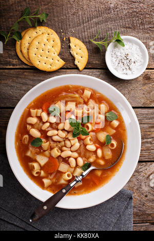 Vegetarische minestrone mit Nudeln und Bohnen Stockfoto