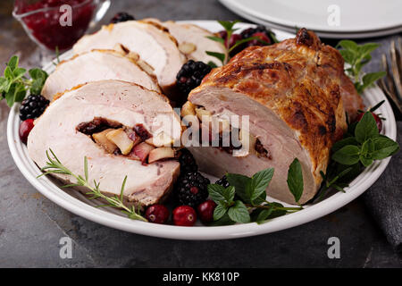 Gebratene Schweinelende gefüllt mit Apple und Cranberry Stockfoto