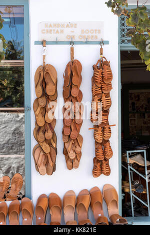 Handgemachte Ledersandalen hängen draußen ein Shop in Kritsa, Kreta, Griechenland, Stockfoto