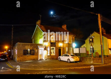 The Eagle Public House at Night, Coggeshall Road, Braintree, Essex Stockfoto