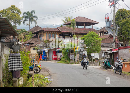 Straßenszene in der ländlichen Gemeinde munduk, buleleng Regency, Bali, Indonesien Stockfoto