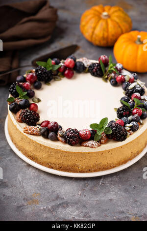 Pumpkin Cheesecake mit saurer Sahne auffüllen Stockfoto