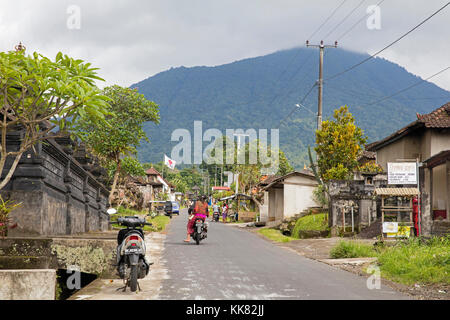 Straßenszene in der ländlichen Gemeinde munduk, buleleng Regency, Bali, Indonesien Stockfoto