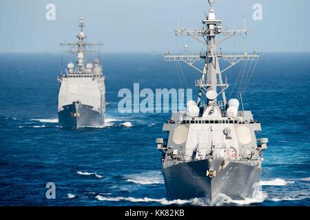 Die geführte Anti-raketen-Zerstörer USS Chung Hoon DDG 93, vorne, und die Geführten-missile Cruiser USS Mobile Bay CG 53 nehmen an einem Erscheinen der Kraft Demonstration, Pazifischer Ozean. Bild mit freundlicher Genehmigung von Massenkommunikation Specialist 3. Klasse Andre T. Richard/US Navy, 2015. Stockfoto