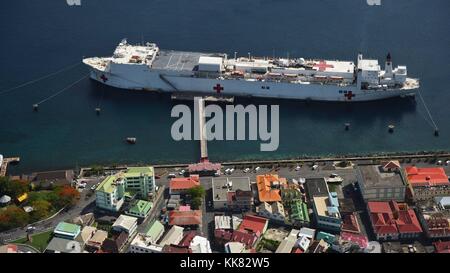 Die Military Sealift Command Hospital Ship USNS Comfort T-AH20 ist pierside in Roseau, Dominica im Verlauf der weiteren Versprechen 2015, Roseau, Dominica günstig. Mit freundlicher Genehmigung der U.S. Navy Foto von Chief Massenkommunikation Spezialist Larry Baruwa/US Navy, 2015. Stockfoto