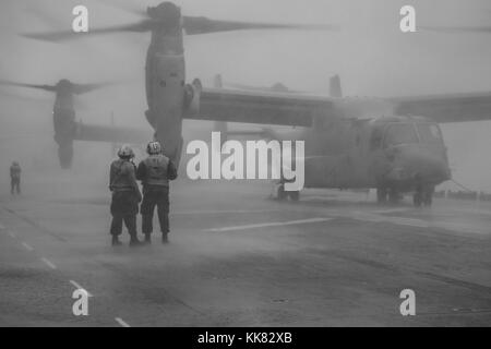 Segler vorbereiten für den Flugbetrieb auf dem Flugdeck des Amphibious Assault ship USS Kearsarge LHD3, Atlantik. Bild mit freundlicher Genehmigung von Massenkommunikation Specialist 2. Klasse Hunter S. Harwell/US Navy, 2015. Stockfoto