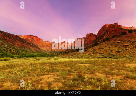 Sunrise Szene auf die Türme der Jungfrau im Zion Canyon National Park, Utah. Stockfoto