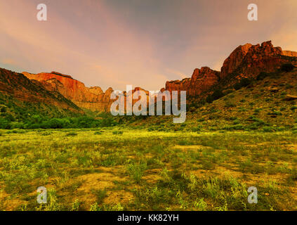 Sunrise Szene auf die Türme der Jungfrau im Zion Canyon National Park, Utah. Stockfoto