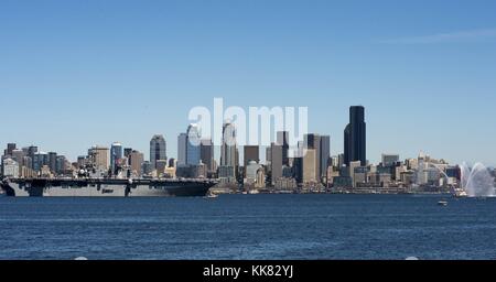 Die Wasp-Klasse amphibisches Schiff USS Wasp LHD4 in die Parade der Schiffe während Seattle Seafair 2015, Seattle beteiligt ist. Bild mit freundlicher Genehmigung von Massenkommunikation Specialist 2. Klasse Justin A. Johndro/US Navy, 2015. Stockfoto