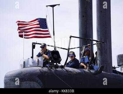 Segler zu den Los Angeles-Klasse Angriffs-U-Boot USS Albuquerque SSN 706 stand zusehen, wie das Boot fährt Diego Garcia. Mit freundlicher Chief Brand Control Techniker Jeremy Brutto/US Navy, 2015. Stockfoto