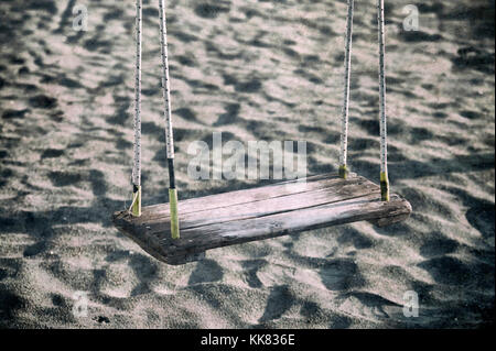 Leere Schwingen am Strand im Herbst Stockfoto