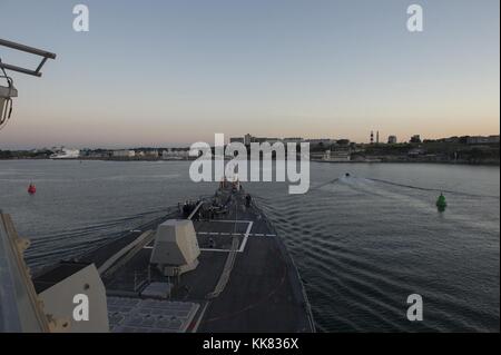 Die geführte Anti-raketen-Zerstörer USS Jason Dunham DDG 109 zieht in den Hafen von Plymouth, England. Bild mit freundlicher Genehmigung von Massenkommunikation Specialist 3. Klasse Weston Jones/US Navy, 2015. Stockfoto